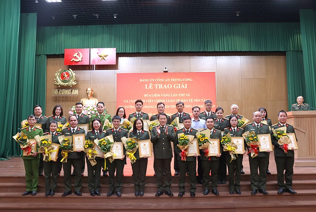   Bộ trưởng Lương Tam Quang với các tác giả, đại diện nhóm tác giả tại hội nghị 