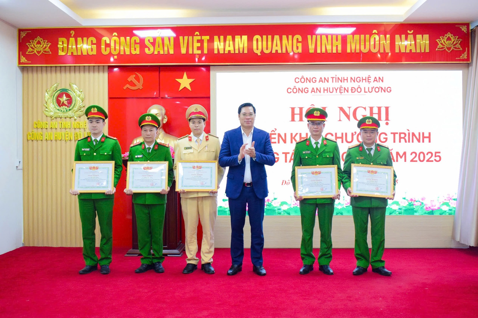 Đồng chí Bùi Duy Đông, Bí thư Huyện ủy tặng Giấy khen của Chủ tịch UBND huyện cho các cá nhân