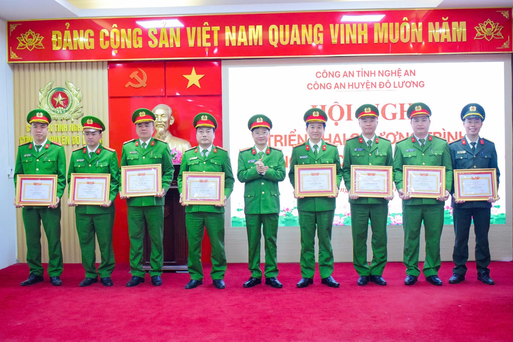 Đồng chí Đại tá Trần Ngọc Tuấn, Phó Giám đốc Công an tỉnh tặng danh hiệu “Chiến sĩ thi đua cơ sơ” cho các cá nhân