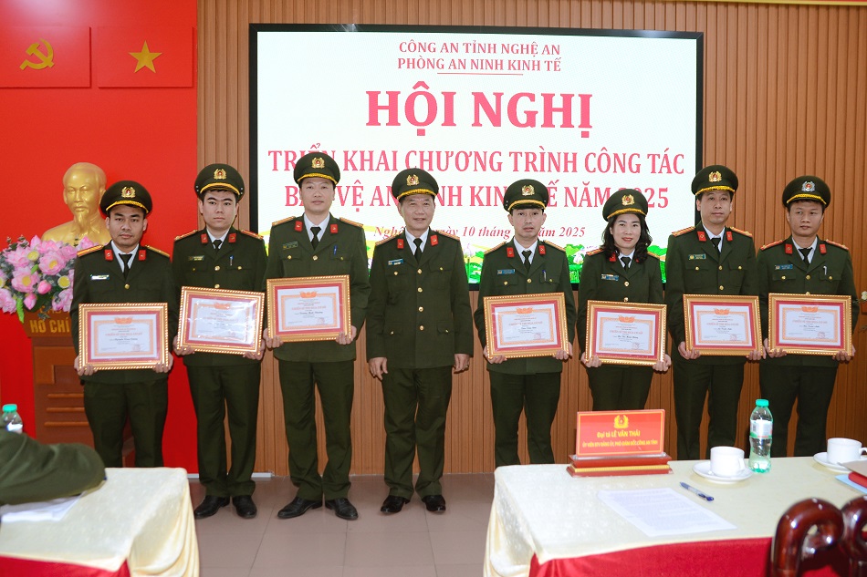 Dịp này, Phòng An ninh kinh tế đã tổ chức trao thưởng Giấy khen, danh hiệu thi đua của Giám đốc Công an tỉnh tặng tập thể, cá nhân có có thành tích xuất sắc trong công tác và phong trào thi đua “Vì an ninh Tổ quốc” năm 2024, đồng thời phát động phong trào thi đua năm 2025 