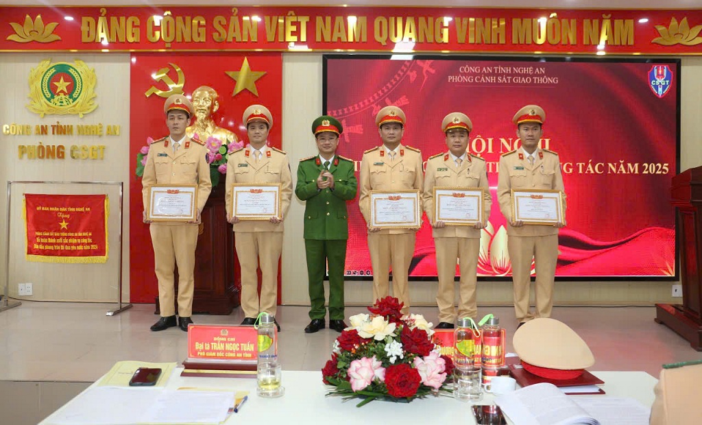 Đồng chí Đại tá Trần Ngọc Tuấn, Phó Giám đốc Công an tỉnh trao danh hiệu “Đơn vị Quyết thắng” tặng các tập thể