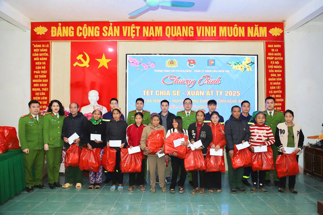 Chương trình “Xuân sẻ chia” tại xã Thạch Ngàn, huyện Con Cuông và xã Yên Hoà, huyện Tương Dương