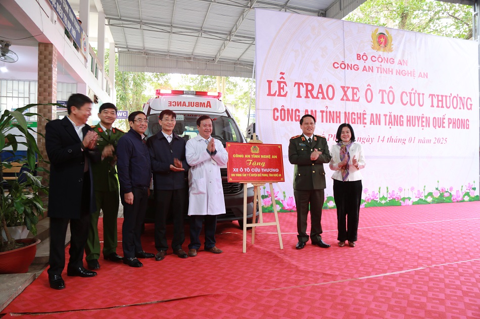 Đồng chí Thiếu tướng Bùi Quang Thanh, Ủy viên Ban Thường vụ Tỉnh ủy, Bí thư Đảng ủy, Giám đốc Công an tỉnh trao xe cứu thương tặng Trung tâm y tế huyện Quế Phong