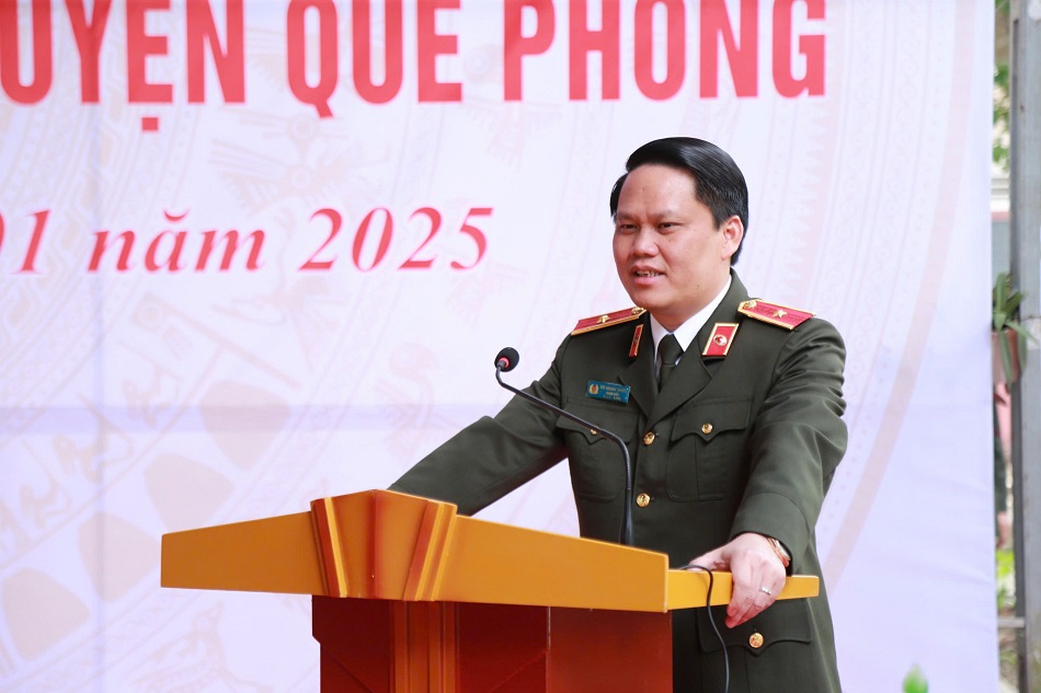 Đồng chí Thiếu tướng Bùi Quang Thanh, Ủy viên Ban Thường vụ Tỉnh ủy, Bí thư Đảng ủy, Giám đốc Công an tỉnh phát biểu tại buổi lễ