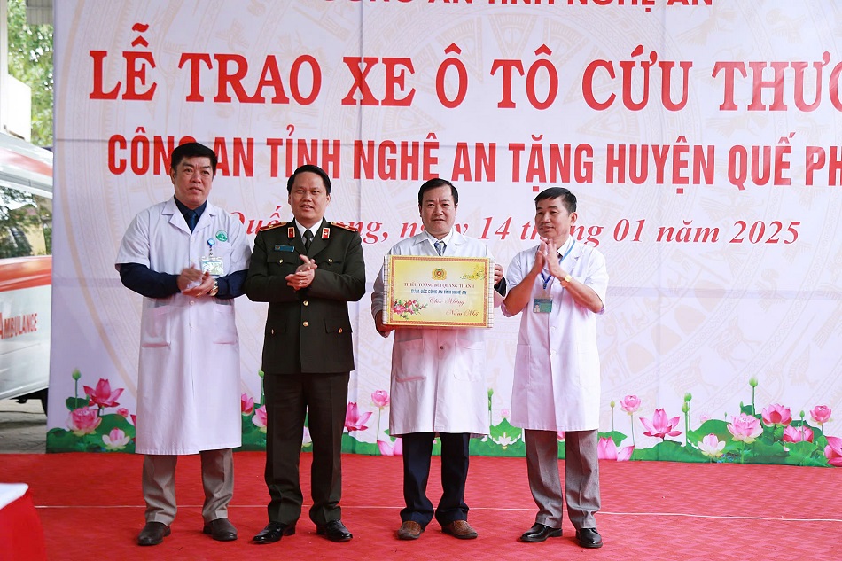 Đồng chí Thiếu tướng Bùi Quang Thanh, Ủy viên Ban Thường vụ Tỉnh ủy, Bí thư Đảng ủy, Giám đốc Công an tỉnh trao quà tặng Trung tâm Y tế huyện Quế Phong