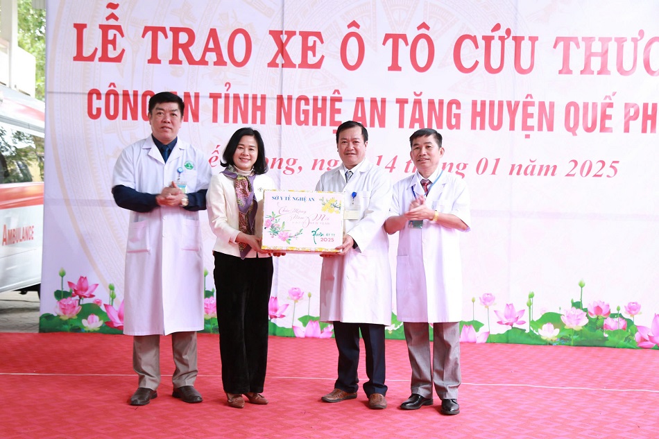 Đồng chí Lê Thị Hoài Chung, Tỉnh ủy viên, Giám đốc Sở Y tế trao quà tặng Trung tâm Y tế huyện Quế Phong