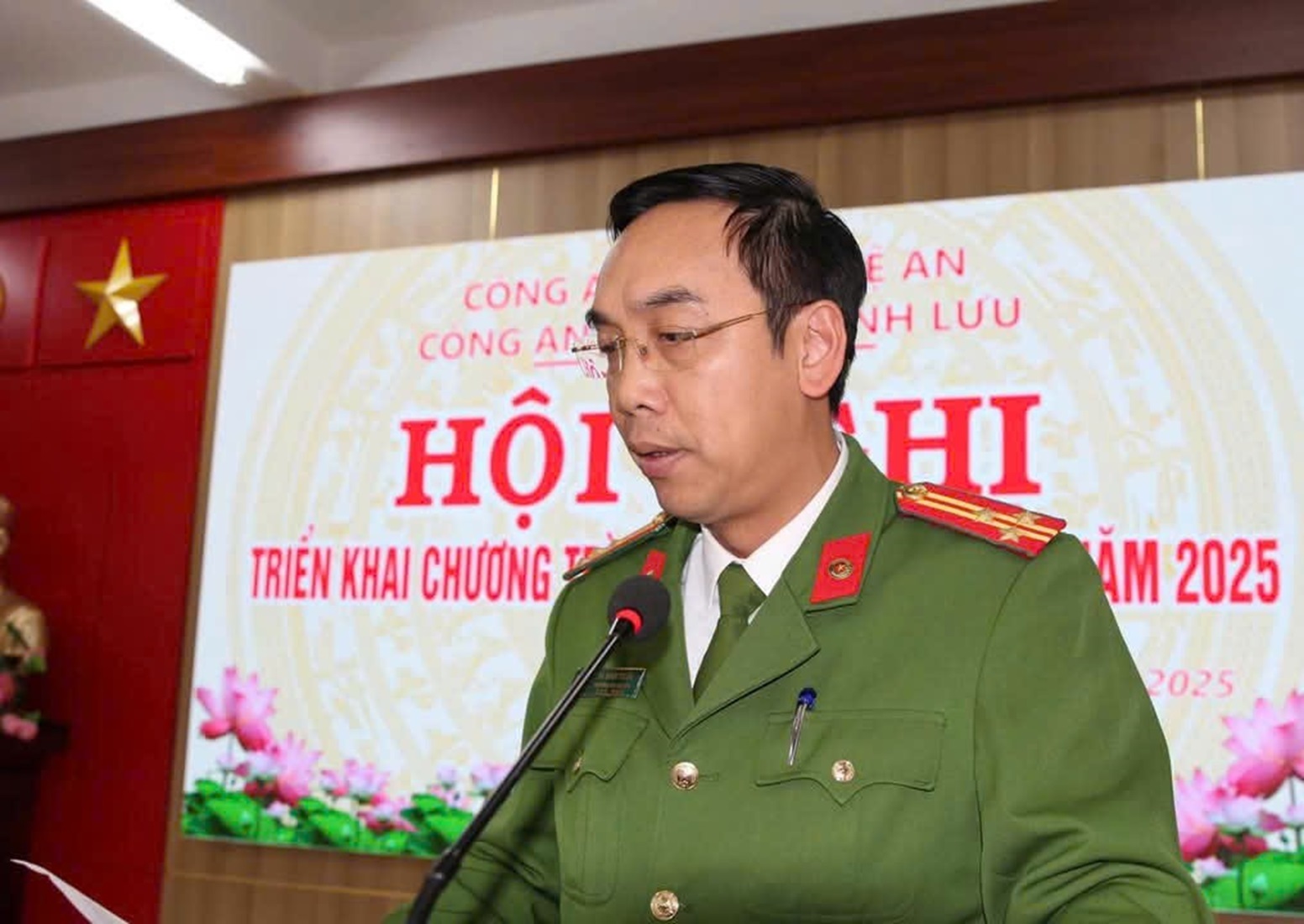Đồng chí Thượng tá Tạ Đình Tuấn - Trưởng Công an huyện Quỳnh Lưu phát biểu tại Hội nghị
