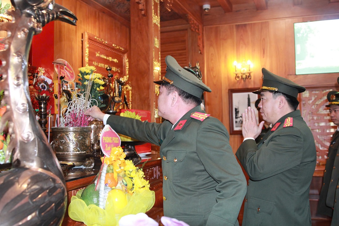 Lãnh đạo Phòng Công tác đảng và công tác chính trị dâng lễ, dâng hương tưởng nhớ công lao to lớn của Chủ tịch Hồ Chí Minh tại Nhà tưởng niệm Người trong khuôn viên Công an tỉnh
