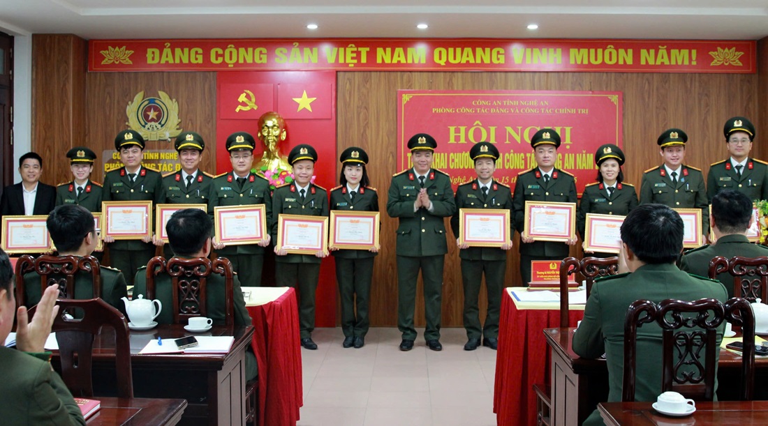 Trao thưởng các tập thể, cá nhân đạt thành tích xuất sắc