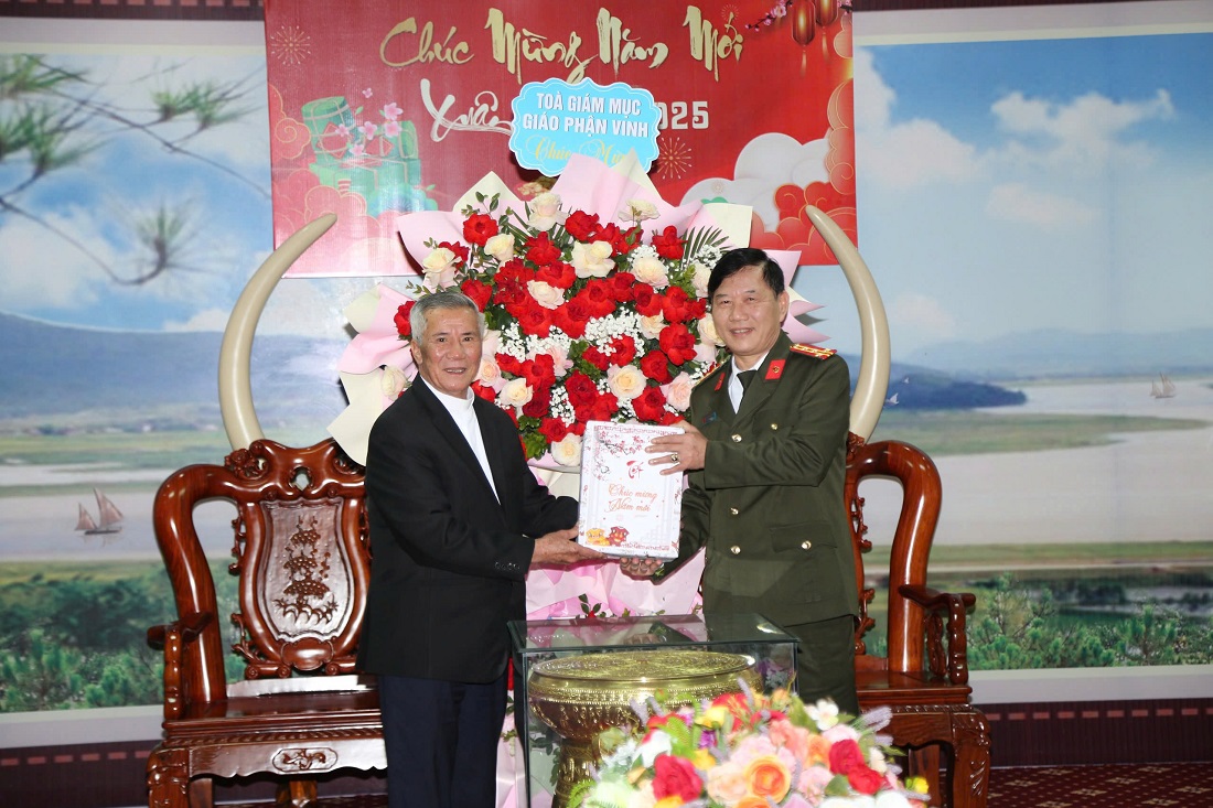 Giám mục Anphong Nguyễn Hữu Long tặng quà, chúc mừng năm mới tới lãnh đạo, cán bộ, chiến sỹ Công an tỉnh Nghệ An.