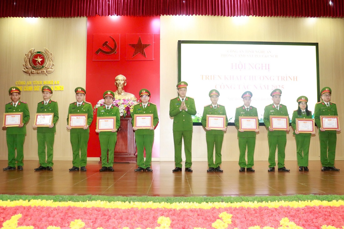 Đồng chí Đại tá Nguyễn Đức Cường, Phó Giám đốc Công an tỉnh trao danh hiệu “Chiến sĩ thi đua cơ sở” tặng các cá nhân có thành tích xuất sắc trong công tác, chiến đấu