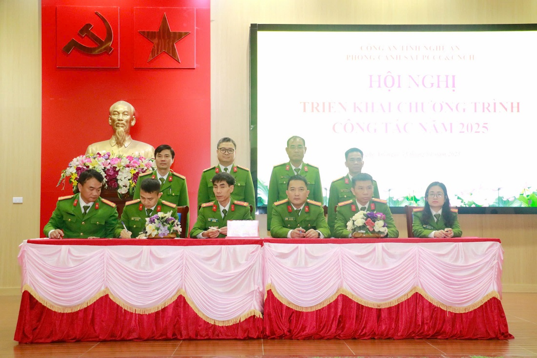 Dịp này, đơn vị đã phát động phong trào thi đua năm 2025 với khẩu hiệu hành động: Quyết tâm xây dựng lực lượng Cảnh sát PCCC & CNCH thật sự trong sạch, vững mạnh, chính quy, chuyên nghiệp, hiện đại, đáp ứng yêu cầu, nhiệm vụ trong mọi tình huống
