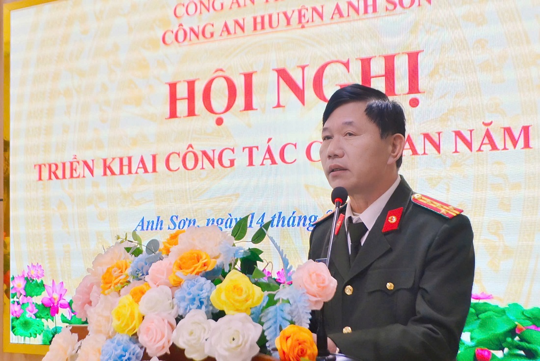 Đồng chí Đại tá Lê Văn Thái - Phó Giám đốc Công an tỉnh ghi nhận, đánh giá cao những kết quả, thành tích Công an huyện Anh Sơn đạt được trong năm 2024; nhất là sự kịp thời, chủ động, hiệu quả trong tham mưu, sự quyết liệt trong phòng ngừa, đấu tranh với các loại tội phạm và hành vi vi phạm pháp luật…