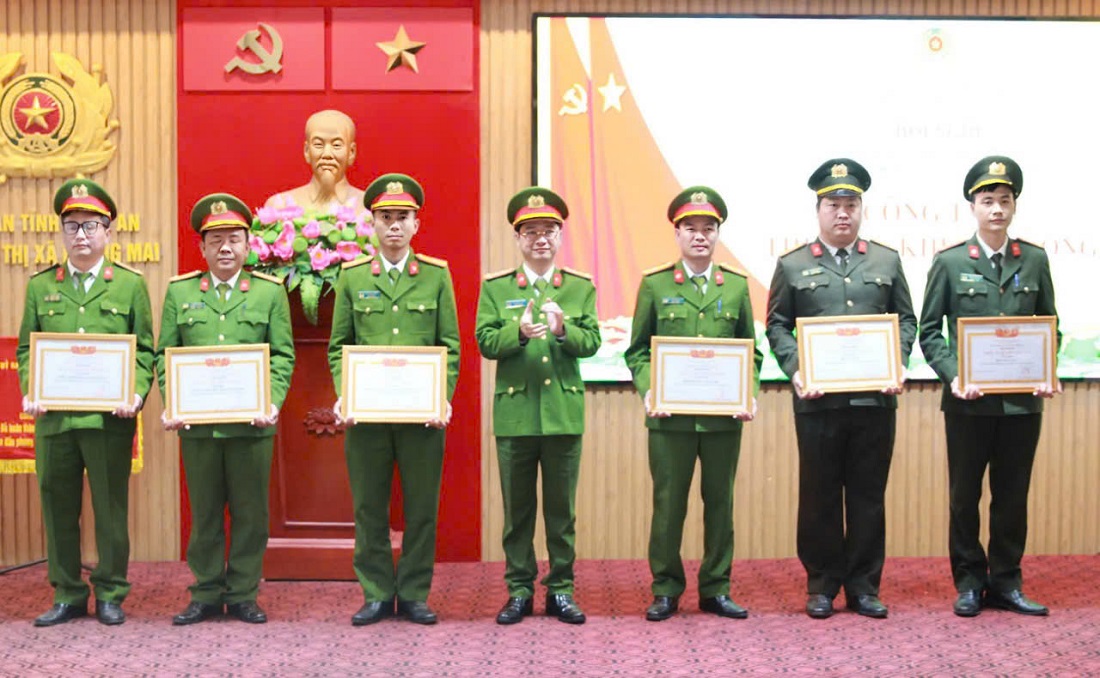 Đồng chí Đại tá Trần Ngọc Tuấn, Phó Giám đốc Công an tỉnh trao danh hiệu “Đơn vị Quyết thắng” tặng các tập thể
