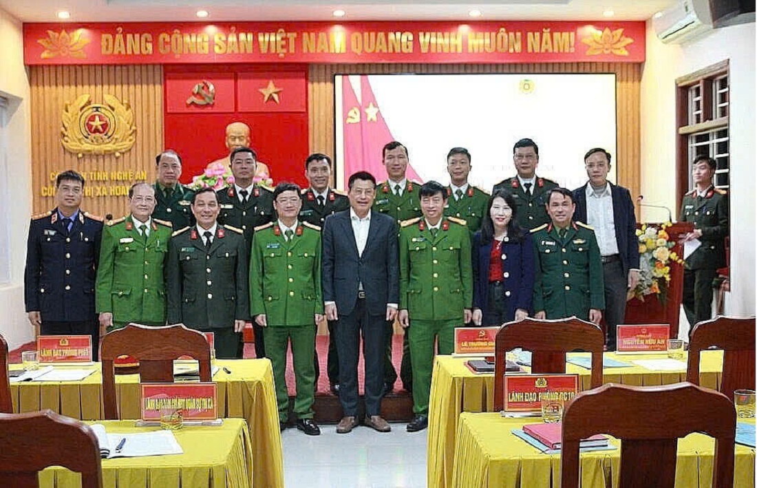 Các đại biểu chụp ảnh lưu niệm