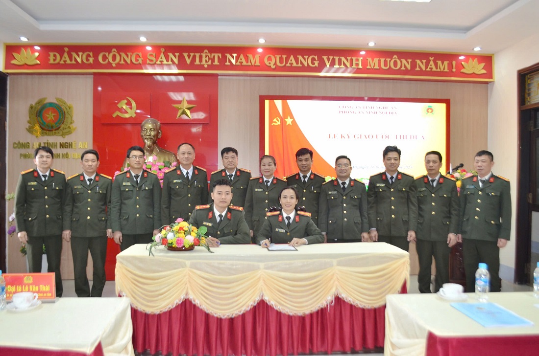 Đại diện các đội và đoàn thể ký cam kết thi đua năm 2025