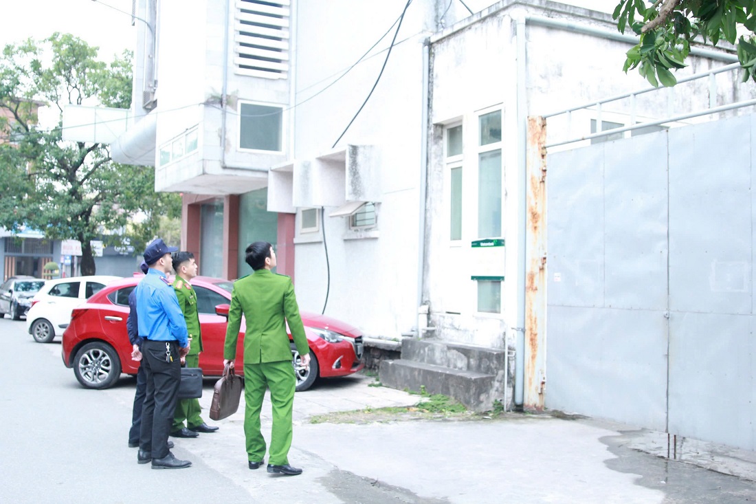 Lực lượng Công an và bảo vệ Ngân hàng Vietcombank chi nhánh Vinh phối hợp kiểm tra hệ thống tường rào 