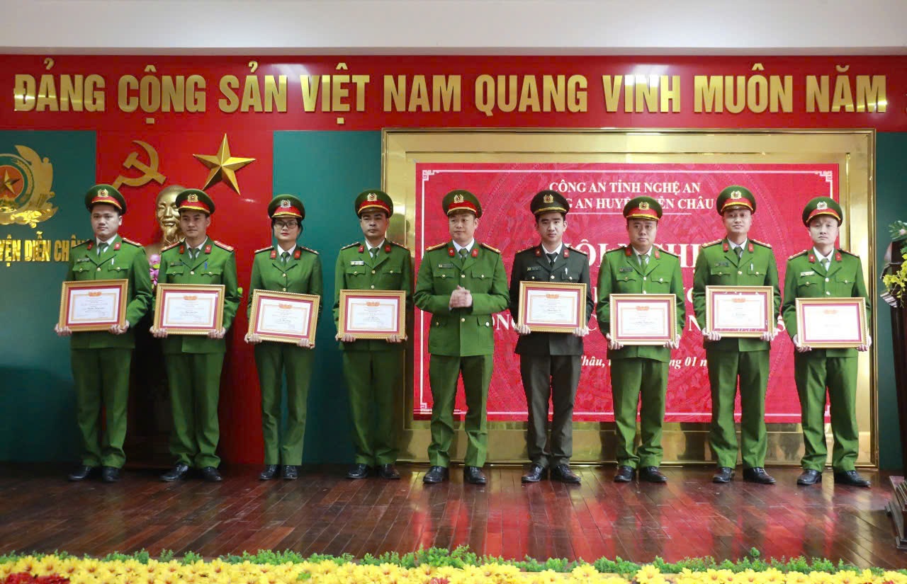 Các đồng chí Lãnh đạo Công an huyện trao danh hiệu “Đơn vị Quyết thắng” và “Chiến sỹ thi đua cơ sở” tặng các tập thể, cá nhân