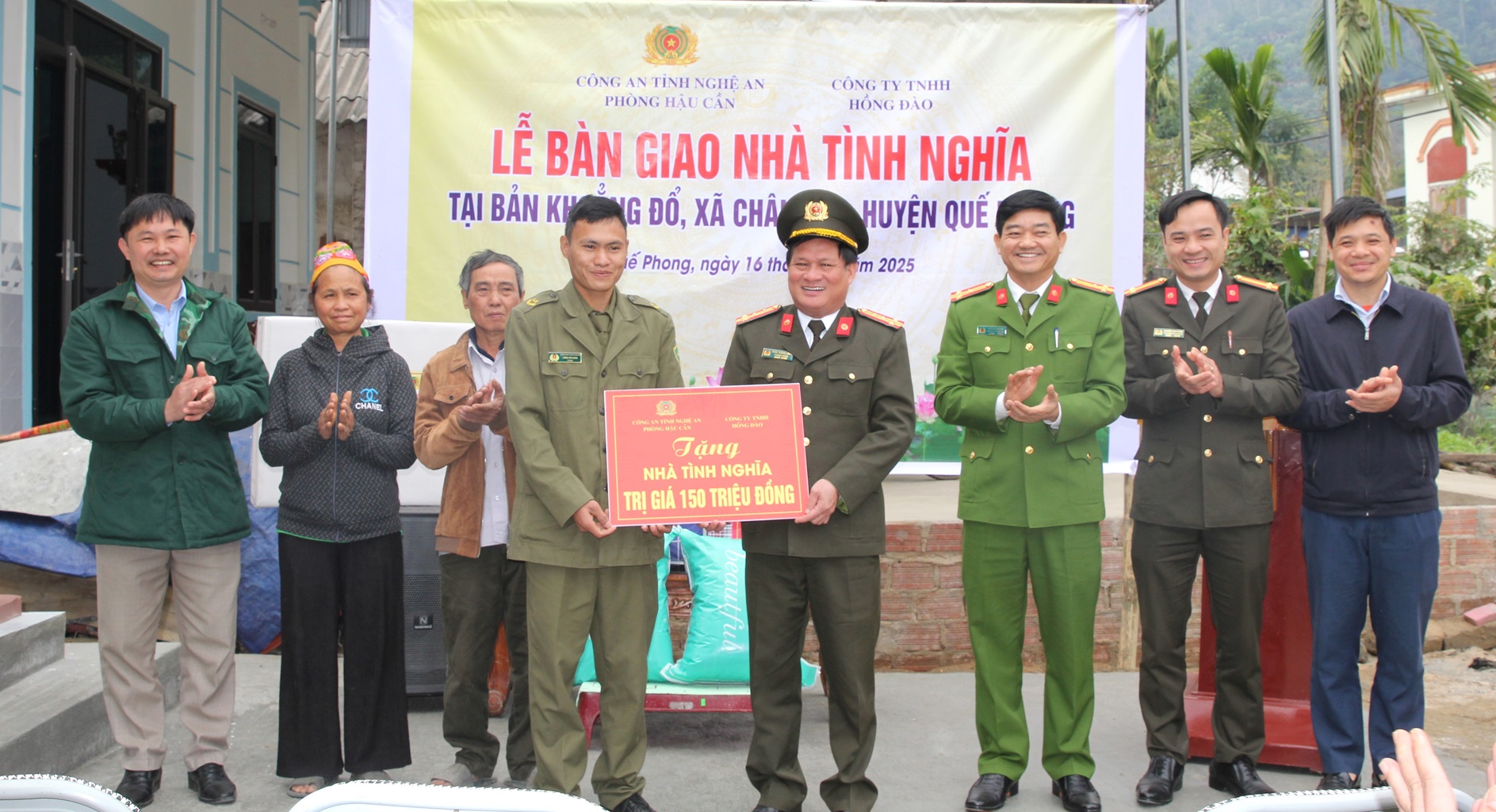 Đoàn công tác trao tặng căn nhà tình nghĩa trị giá 150 triệu đồng