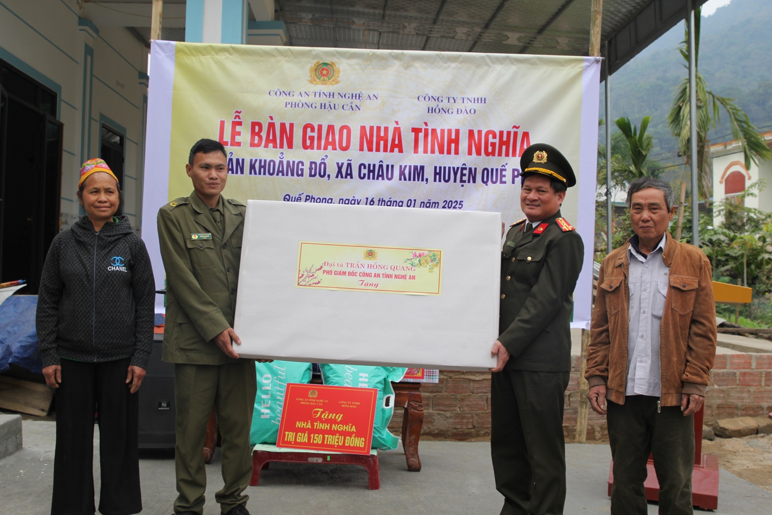 Thay mặt đồng chí Đại tá Trần Hồng Quang, Phó Bí thư Đảng ủy, Phó Giám đốc Công an tỉnh lãnh đạo Phòng Hậu cần trao tặng 01 chiếc ti vi tới gia đình anh Lương Văn Giang