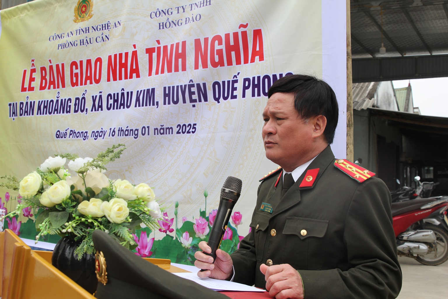 Đồng chí Đại tá Trần Thăng Long Trưởng Phòng Hậu cần phát biểu tại buổi trao quà