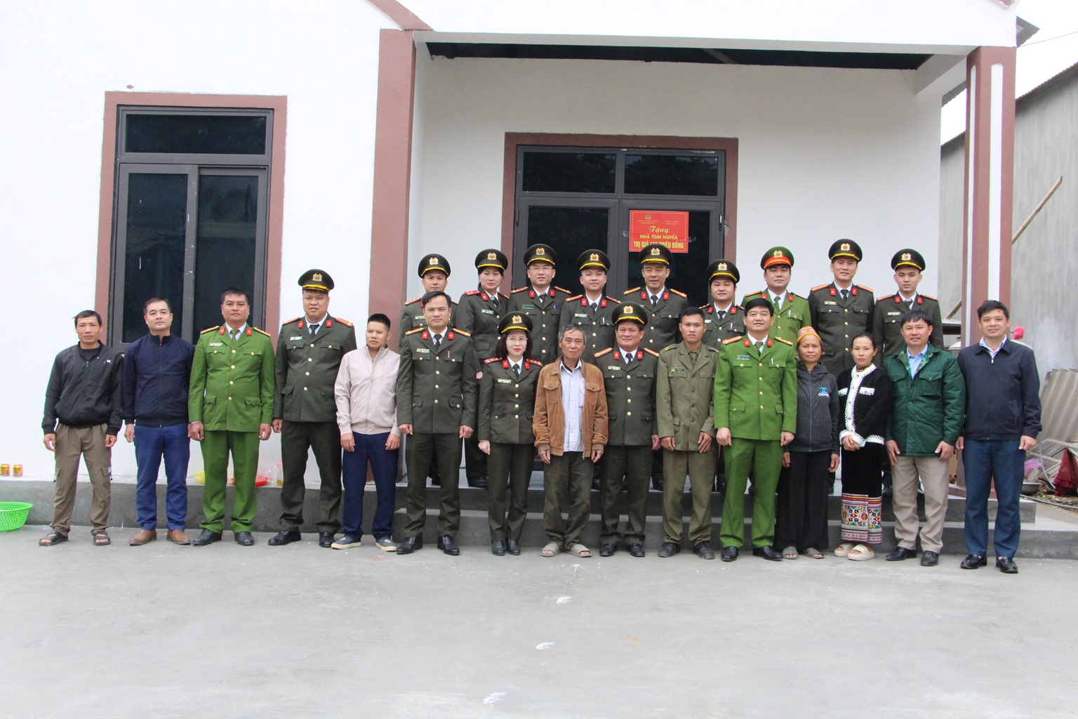 Chụp ảnh lưu niệm  tại căn nhà tình nghĩa
