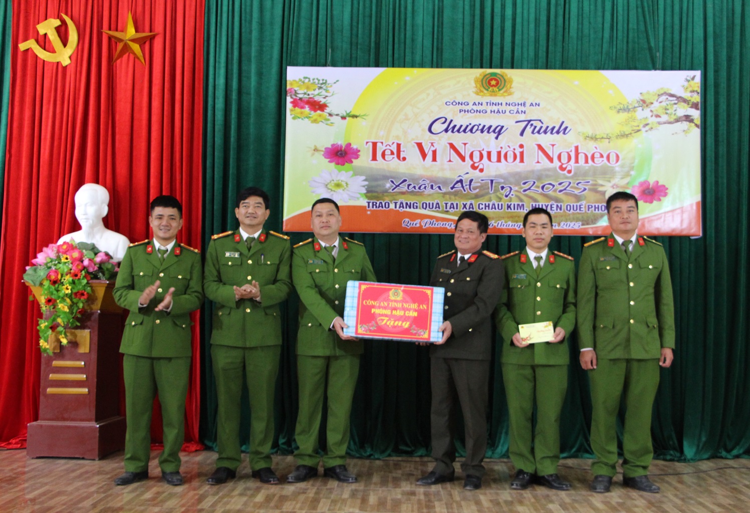 Trao tặng quà Tết tới tập thể CBCS Công an xã Châu Kim.