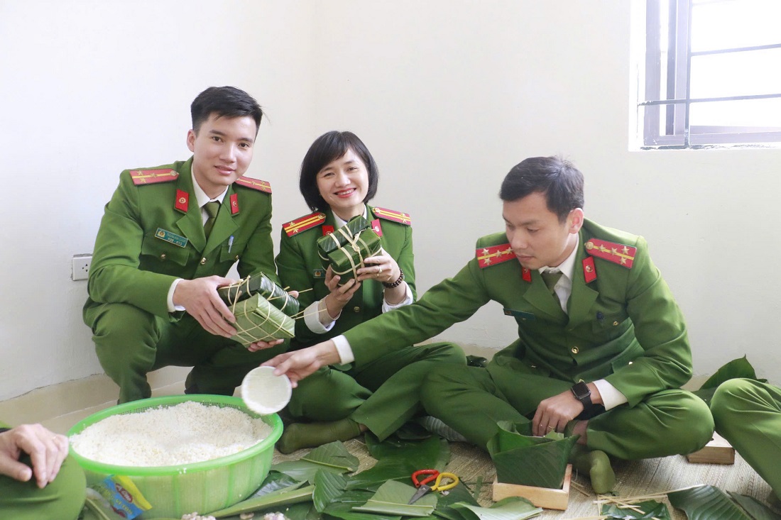 Cán bộ, chiến sĩ Trại Tạm giam sôi nổi tham gia gói bánh chưng