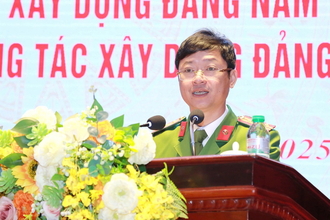 Đồng chí Đại tá Trần Ngọc Tuấn – Ủy viên Ban Thường vụ Đảng ủy, Phó Giám đốc Công an tỉnh trình bày Báo cáo tổng kết công tác xây dựng đảng năm 2024, nhiệm vụ trọng tâm năm 2025