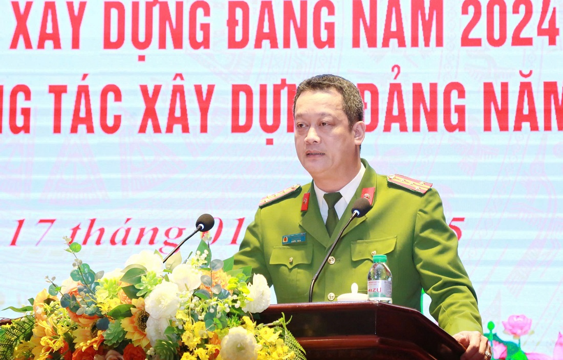 Đồng chí Đại tá Nguyễn Đức Cường – Ủy viên Ban Thường vụ Đảng ủy, Phó Giám đốc Công an tỉnh điều hành phần tham luận