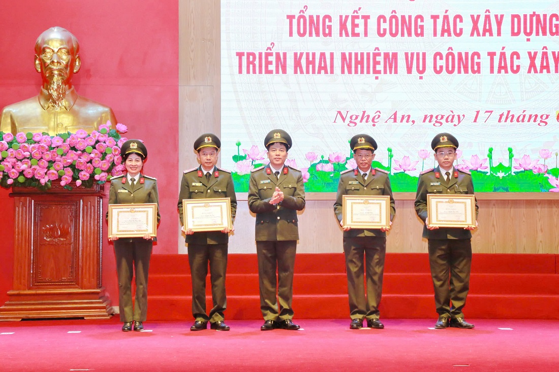 Thừa ủy quyền, đồng chí Đại tá Trần Hồng Quang - Phó Bí thư Đảng ủy, Phó Giám đốc Công an tỉnh trao Bằng khen của Ban Thường vụ Tỉnh ủy tặng các đảng viên hoàn thành xuất sắc nhiệm vụ tiêu biểu 05 năm liền 