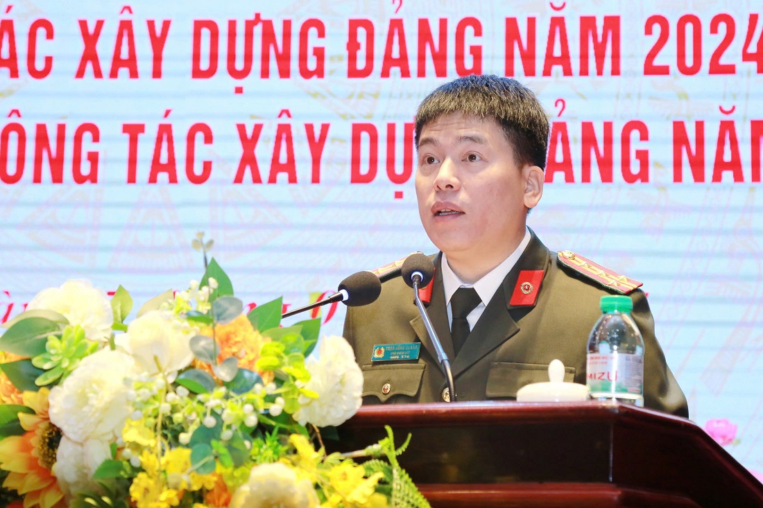 Đồng chí Đại tá Trần Hồng Quang - Phó Bí thư Đảng ủy, Phó Giám đốc Công an tỉnh phát biểu chỉ đạo Hội nghị