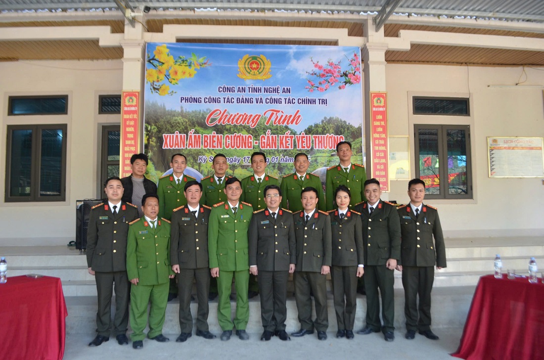 Phòng Công tác đảng và công tác chính trị chụp ảnh lưu niệm với Công an xã Mường Típ