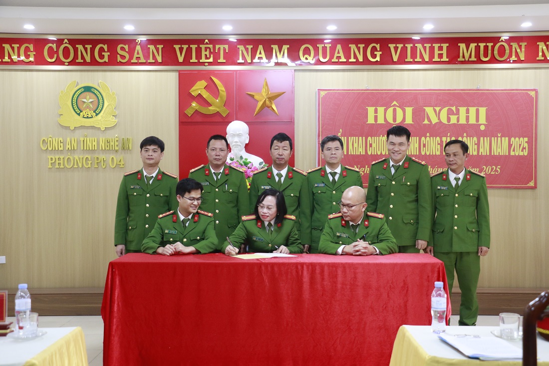 Các đội, tổ chức đoàn thể ký giao ước thi đua 