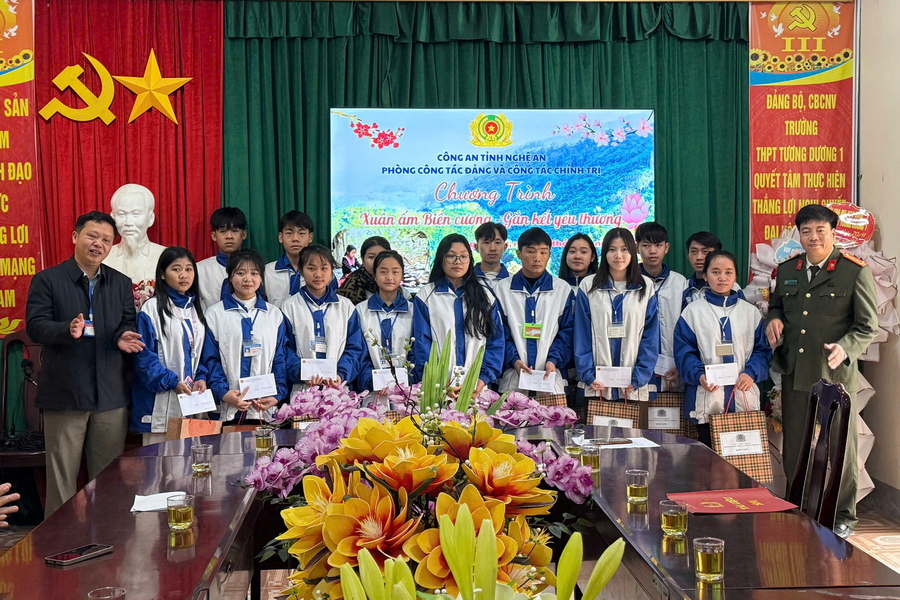 Đoàn công tác đã thăm hỏi, tặng 30 suất quà cho các em học sinh trường THPT Tương Dương I, huyện Tương Dương