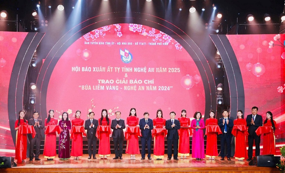 Lãnh đạo tỉnh Nghệ An cắt băng khai Hội trưng bày và đọc báo Xuân, chính thức mở cửa gian trưng bày và đọc báo Xuân Ất Tỵ tỉnh Nghệ An năm 2025 