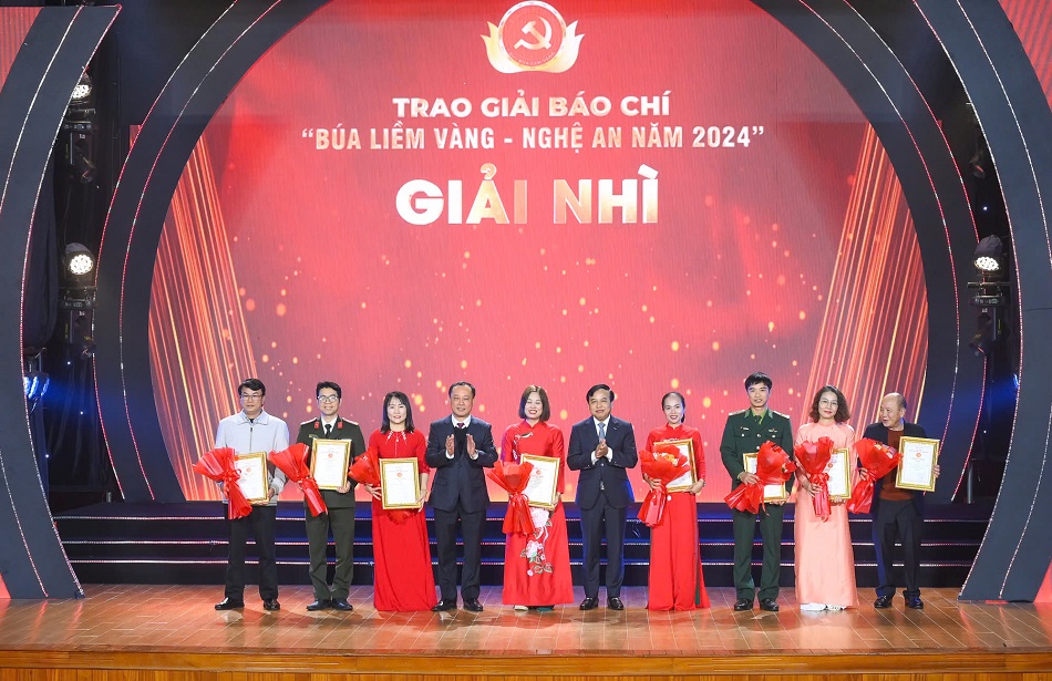 Các đồng chí: Phan Đức Đồng - Ủy viên Ban Thường vụ Tỉnh ủy, Bí thư Thành ủy Vinh; Nguyễn Như Khôi - Ủy viên Ban Chấp hành Đảng bộ tỉnh, Phó Chủ tịch HĐND tỉnh trao giải Nhì cho các tác giả, nhóm tác giả 