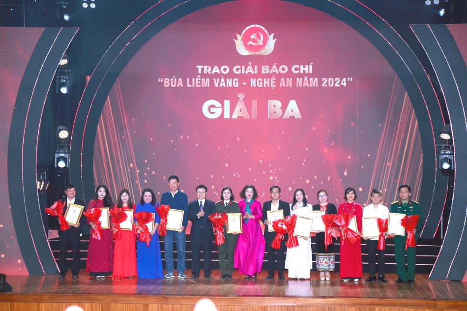  Các đồng chí Ủy viên Ban Chấp hành Đảng bộ tỉnh: Nguyễn Thị Hồng Hoa - Trưởng ban Tuyên giáo Tỉnh ủy; Bùi Đình Long - Phó Chủ tịch UBND tỉnh trao giải Ba cho các tác giả, nhóm tác giả.