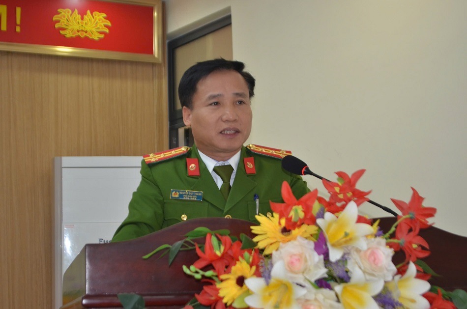 Phát biểu chỉ đạo tại Hội nghị, đồng chí Đại tá Nguyễn Duy Thanh, Phó Giám đốc Công an tỉnh nhấn mạnh năm 2025 là năm có nhiều sự kiện chính trị trọng đại của đất nước, của Ngành và của tỉnh, đồng chí Phó Giám đốc Công an tỉnh yêu cầu Công an huyện tiếp tục phát huy những kết quả đã đạt được, khắc phục những khó khăn, hạn chế, tập trung làm tốt công tác giáo dục chính trị tư tưởng, gương mẫu đi đầu trong thực hiện các chủ trương của Đảng, pháp luật của Nhà nước về sắp xếp, tinh gọn bộ máy; tiếp tục quyết liệt trong đấu tranh phòng, chống tội phạm; thực hiện hiệu quả Đề án 06 của Chính phủ, công tác chuyển đổi số. Trước mắt, tập trung thực hiện đạt kết quả cao điểm tấn công trấn áp tội phạm, bảo đảm ANTT dịp trước, trong và sau Tết Nguyên đán Ất Tỵ 2025, mang lại bình yên, an toàn cho người dân vui Xuân đón Tết. 