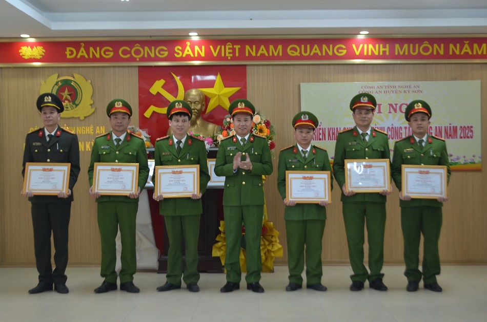 Đồng chí Đại tá Nguyễn Duy Thanh, Phó Giám đốc Công an tỉnh trao danh hiệu “Đơn vị Tiên tiến” tặng các tập thể có thành tích xuất sắc trong công tác, chiến đấu