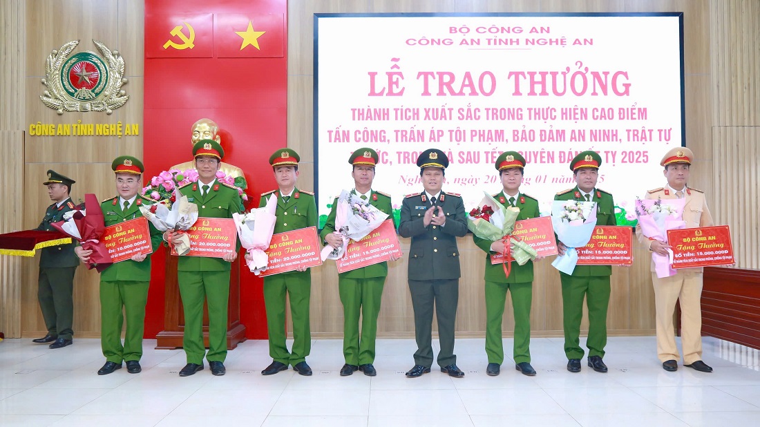 Thừa ủy quyền, đồng chí Thiếu tướng Bùi Quang Thanh, Ủy viên Ban Thường vụ Tỉnh ủy, Bí thư Đảng ủy, Giám đốc Công an tỉnh trao phần thưởng của Bộ trưởng Bộ Công an tặng Công an các đơn vị, địa phương có thành tích xuất sắc