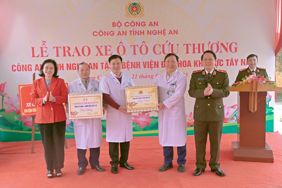 Các đồng chí: Thiếu tướng Bùi Quang Thanh, Ủy viên Ban Thường vụ Tỉnh ủy, Bí thư Đảng ủy, Giám đốc Công an tỉnh và Lê Thị Hoài Chung, Ủy viên Ban Chấp hành Đảng bộ tỉnh, Giám đốc Sở Y tế trao quà tặng Bệnh viện Đa khoa khu vực Tây Nam 