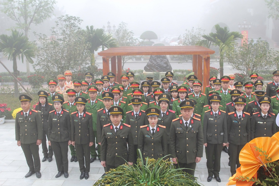 Đại diện các tổ chức Đoàn - Hội dâng hương, dâng hoa tại nhà tưởng niệm trong khuôn viên Công an tỉnh