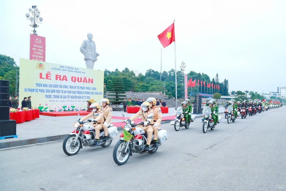Công an Nghệ An diễu hành, biểu dương lực lượng tại Lễ ra quân