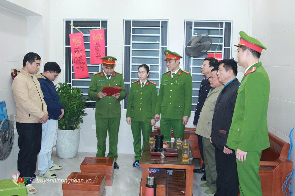 Cơ quan Cảnh sát điều tra Công an thành phố Vinh thi hành lệnh khám xét nơi làm việc và nhà ở của các đối tượng thuộc Công ty Cổ phần tài nguyên môi trường Thành Vinh làm giả bằng cấp của các chuyên gia
