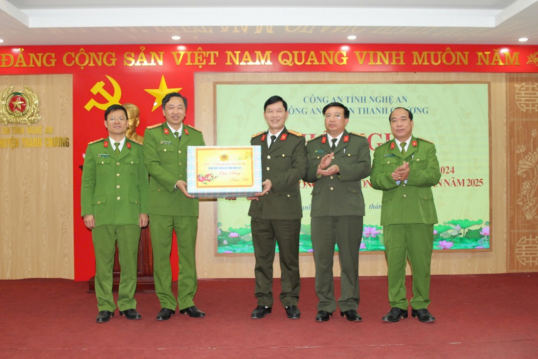 Đồng chí Đại tá Lê Văn Thái, Phó Giám đốc Công an tỉnh trao quà đồng chí Giám đốc Công an tỉnh tặng Công an huyện Thanh Chương