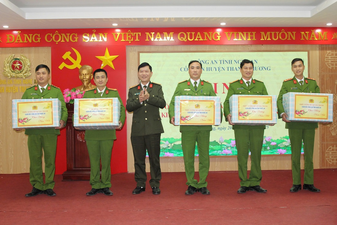 Đồng chí Đại tá Lê Văn Thái, Phó Giám đốc Công an tỉnh trao quà đồng chí Giám đốc Công an tỉnh tặng 05 Công an xã biên giới