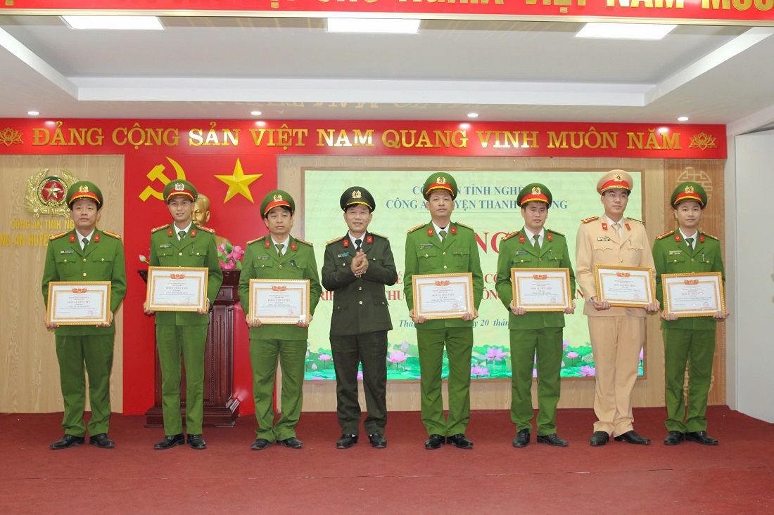 Đồng chí Đại tá Lê Văn Thái, Phó Giám đốc Công an tỉnh trao danh hiệu “Đơn vị Tiên tiến” tặng các tập thể