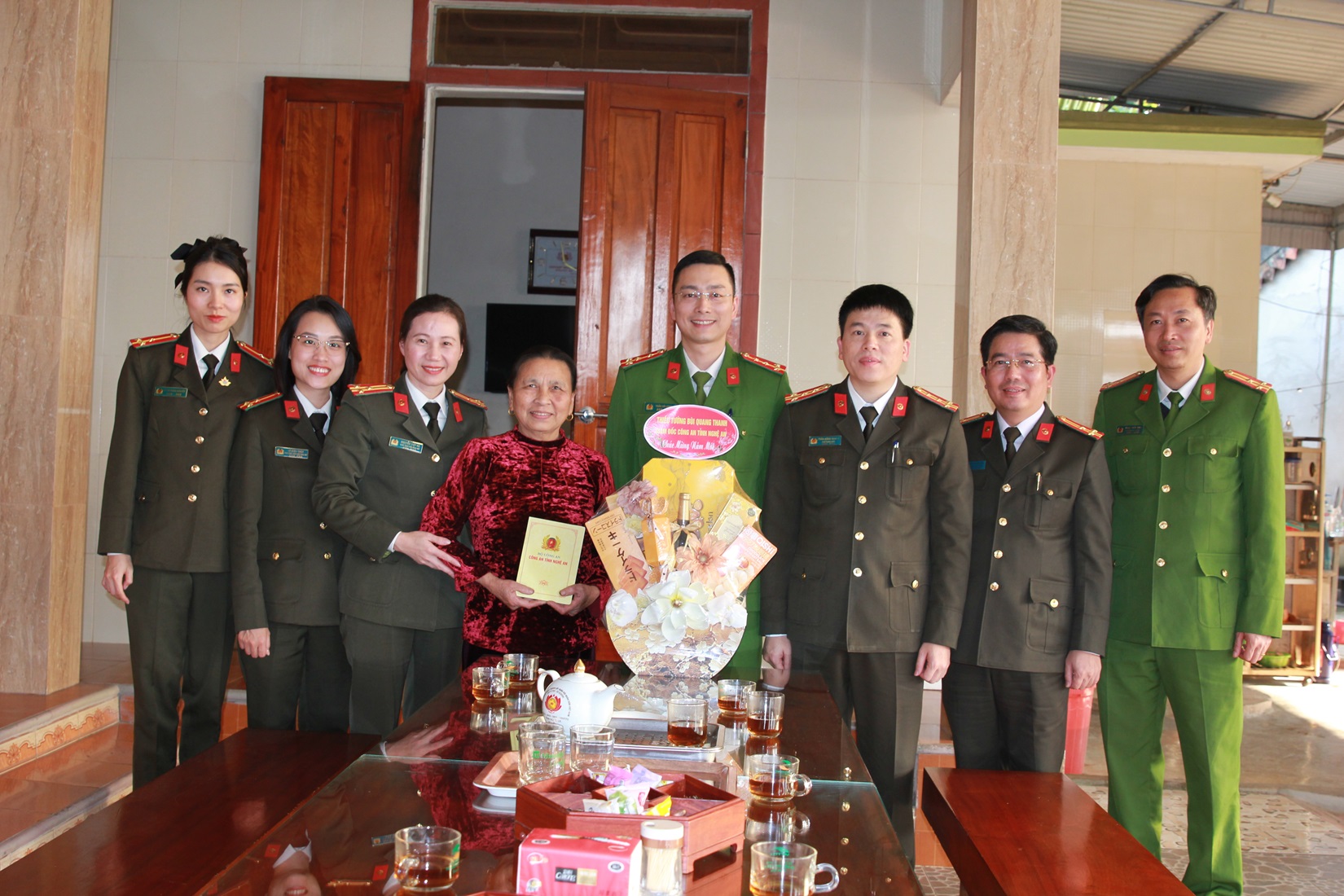 Đoàn công tác trao quà Tết tới đồng chí Đại úy Trần Võ Long, cán bộ  Công an xã Thanh Sơn, huyện Thanh Chương là trường hợp gia đình có hoàn cảnh đặc biệt