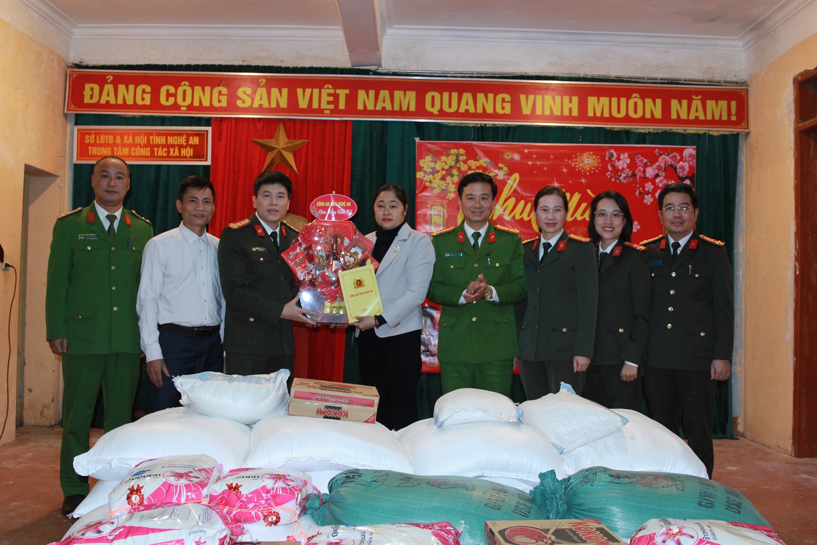 Thăm tặng quà tại Trung tâm công tác xã hội tỉnh Nghệ An đóng tại địa bàn xã Lưu Sơn, Đô Lương 